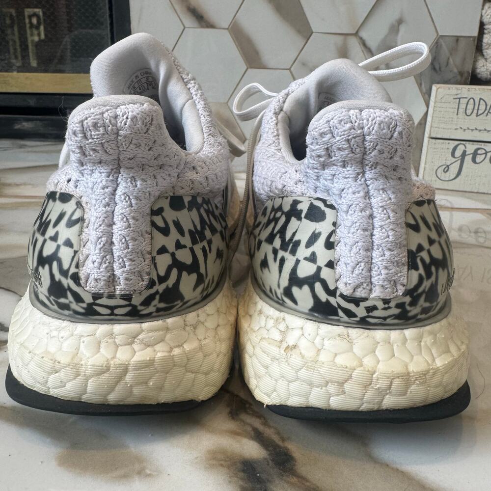 Adidas Women’s Ultraboost 5.0 DNA Cloud White Core Black Running Shoes Size 9 - Picture 4 of 10